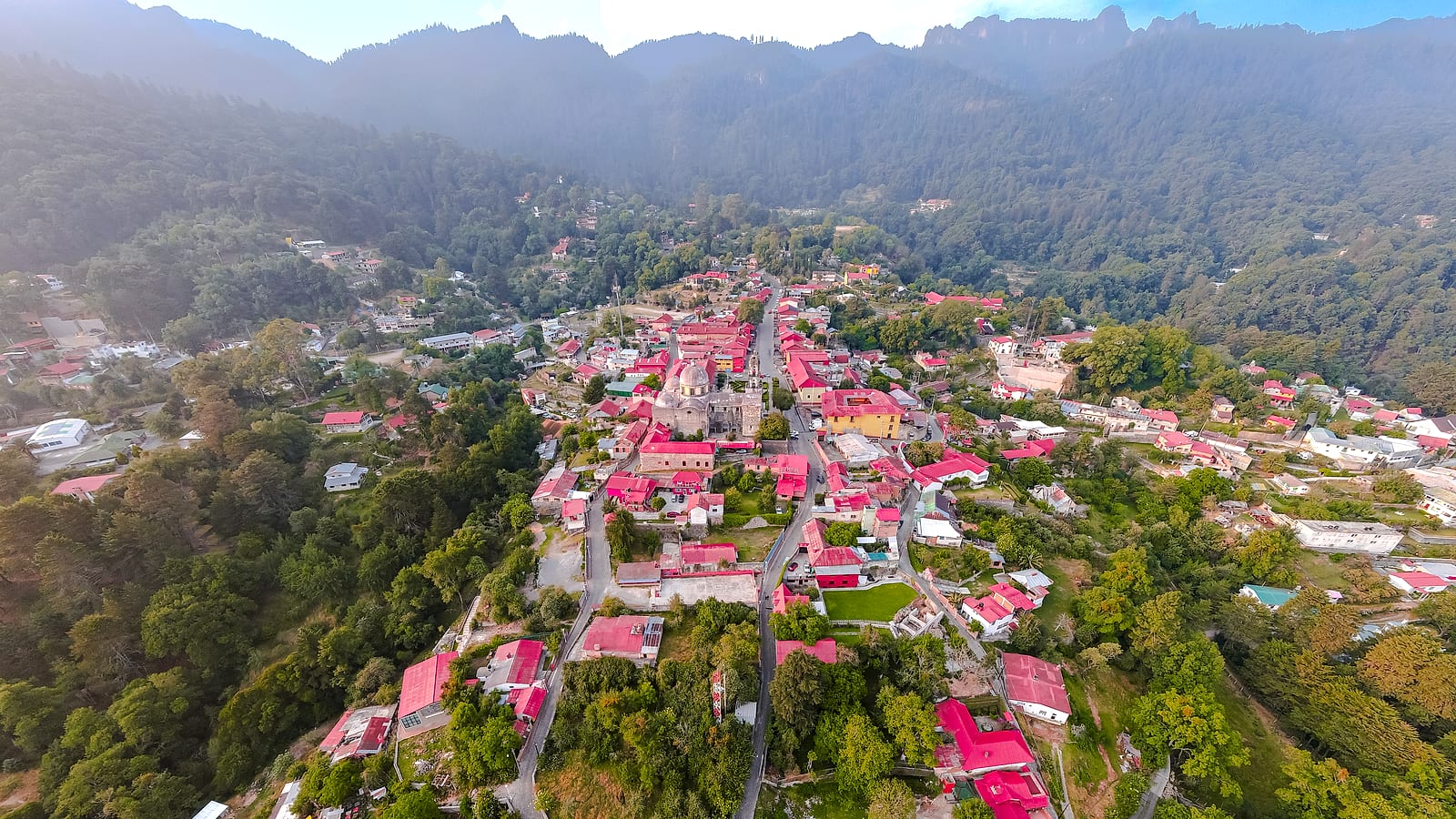 Vista aérea de Mineral del Chico con sus techos rojos entre las montañas del bosque.