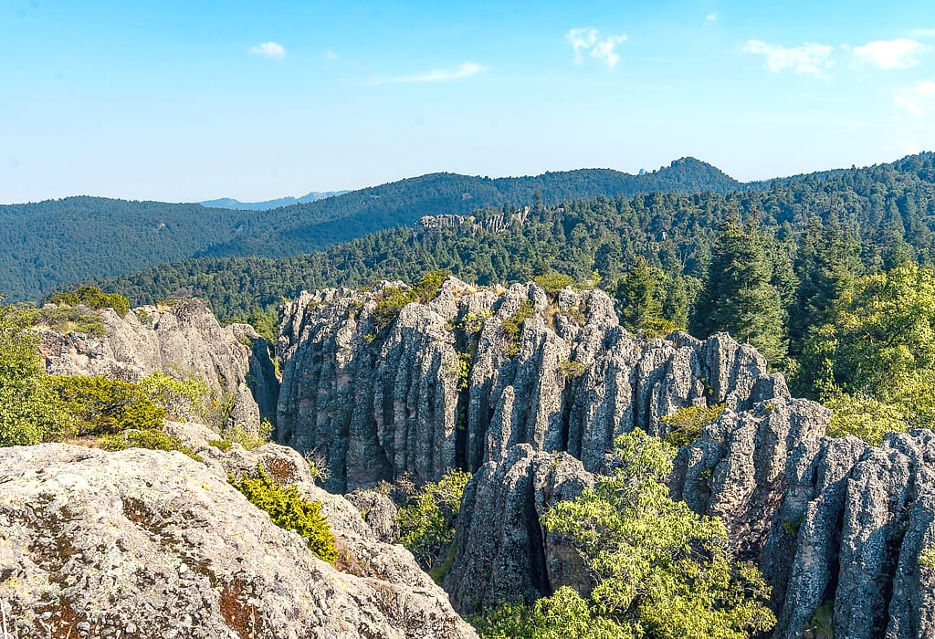 Las formaciones rocosas del Contadero asomando sobre el bosque de oyameles.
